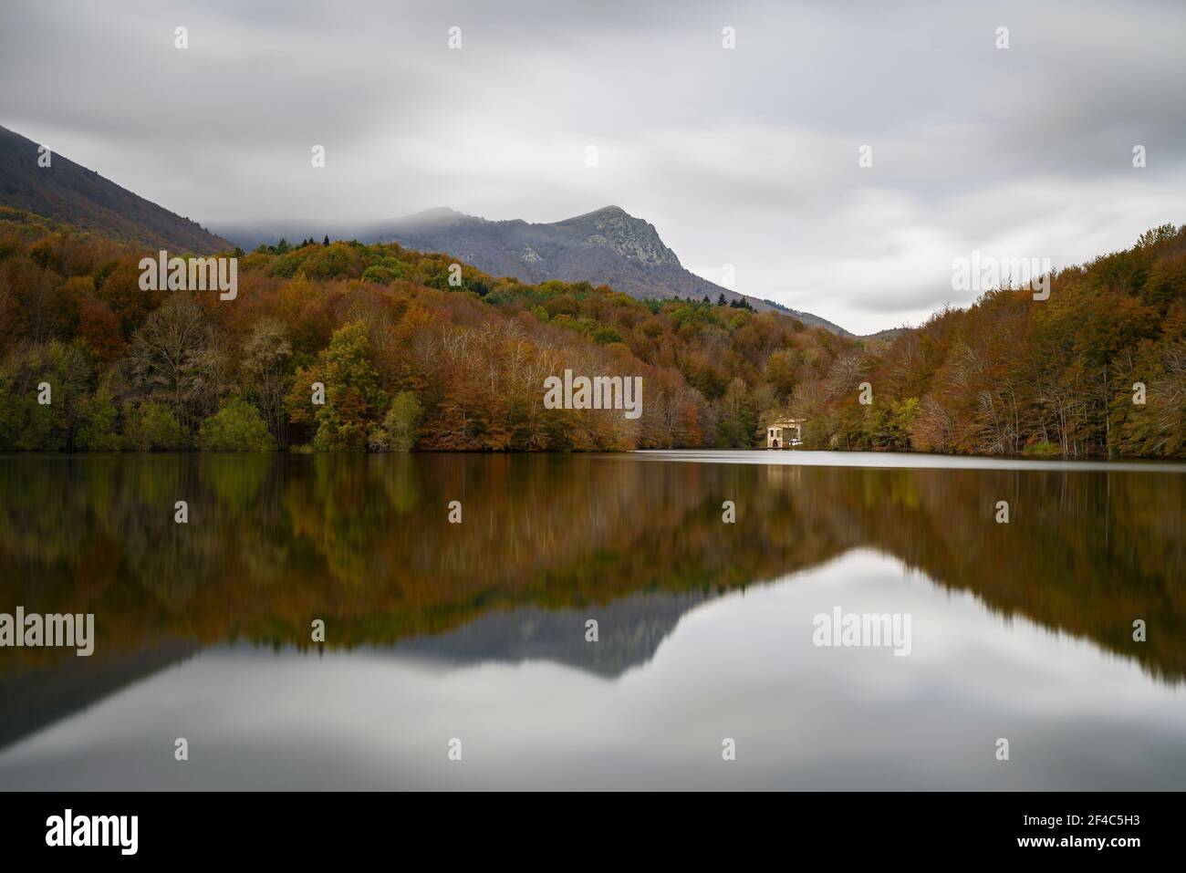 Stausee Santa Fe de Montseny - See im Herbst. Im Hintergrund der Gipfel von Les Agudes (Provinz Barcelona, Katalonien, Spanien) Stockfoto