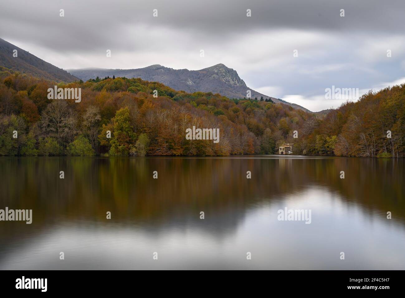 Stausee Santa Fe de Montseny - See im Herbst. Im Hintergrund der Gipfel von Les Agudes (Provinz Barcelona, Katalonien, Spanien) Stockfoto