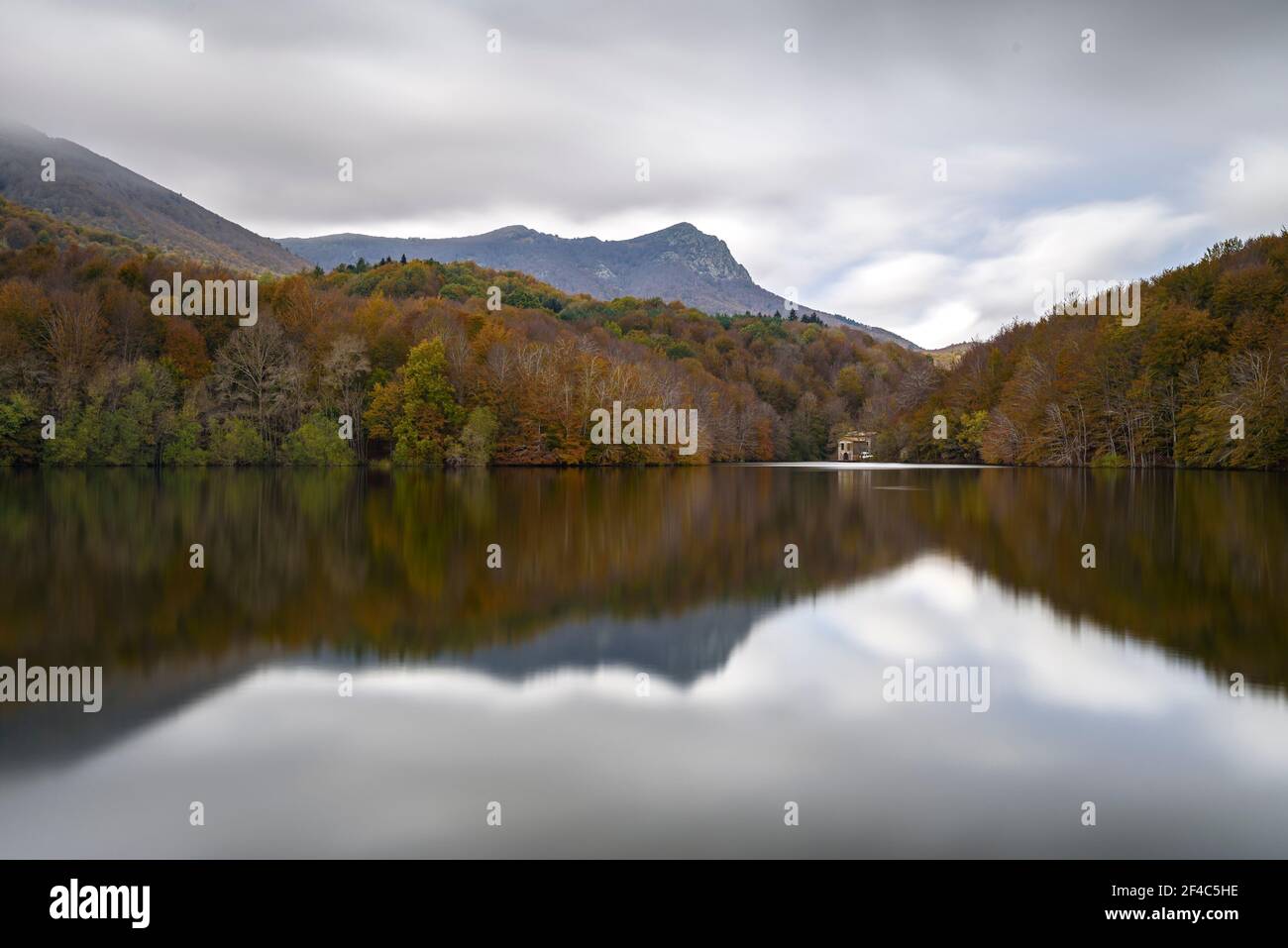 Stausee Santa Fe de Montseny - See im Herbst. Im Hintergrund der Gipfel von Les Agudes (Provinz Barcelona, Katalonien, Spanien) Stockfoto