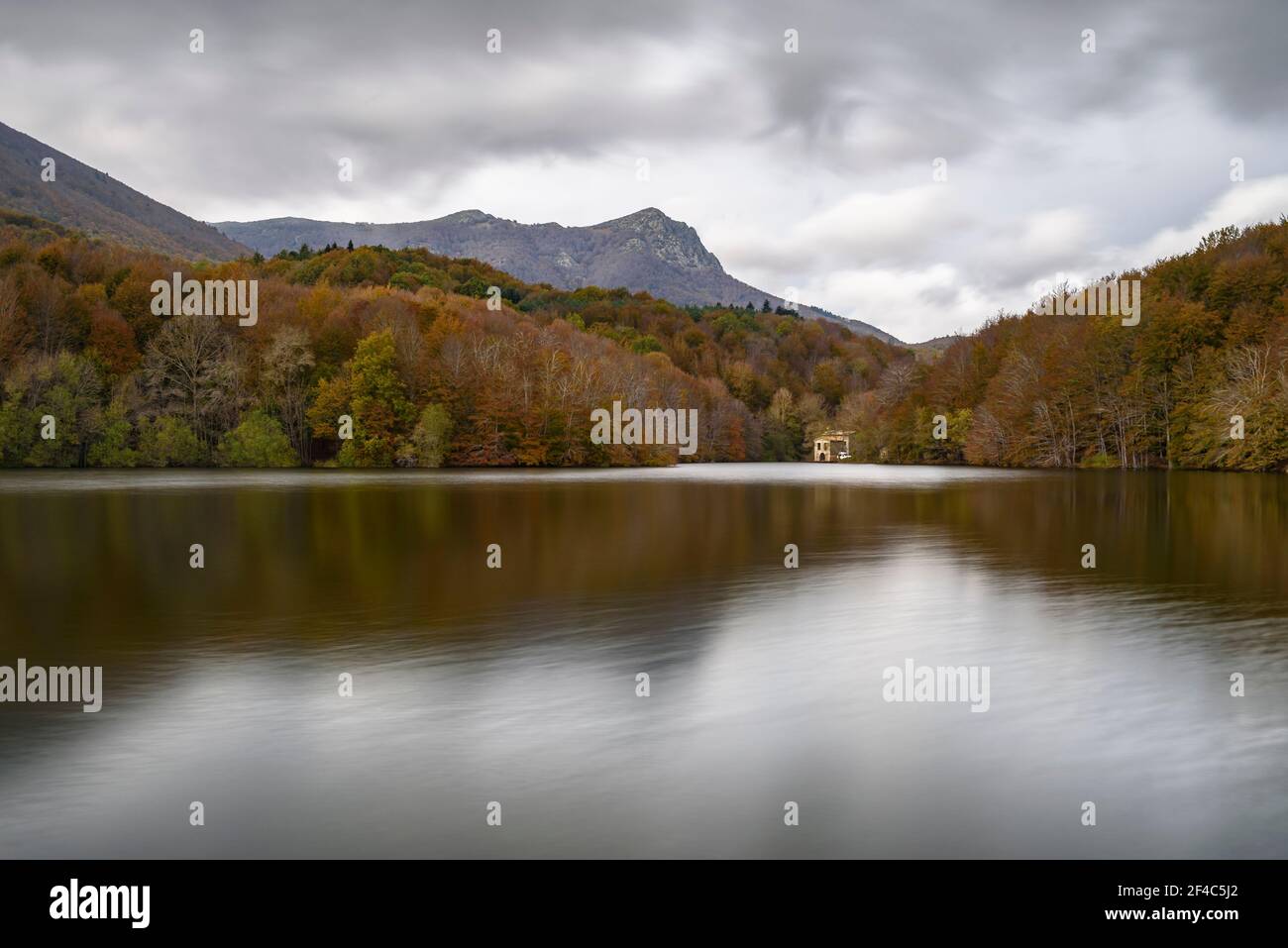 Stausee Santa Fe de Montseny - See im Herbst. Im Hintergrund der Gipfel von Les Agudes (Provinz Barcelona, Katalonien, Spanien) Stockfoto