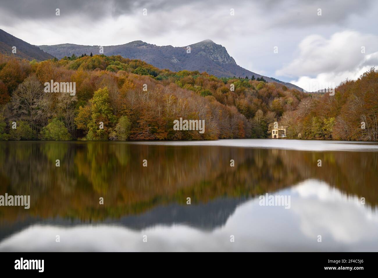 Stausee Santa Fe de Montseny - See im Herbst. Im Hintergrund der Gipfel von Les Agudes (Provinz Barcelona, Katalonien, Spanien) Stockfoto