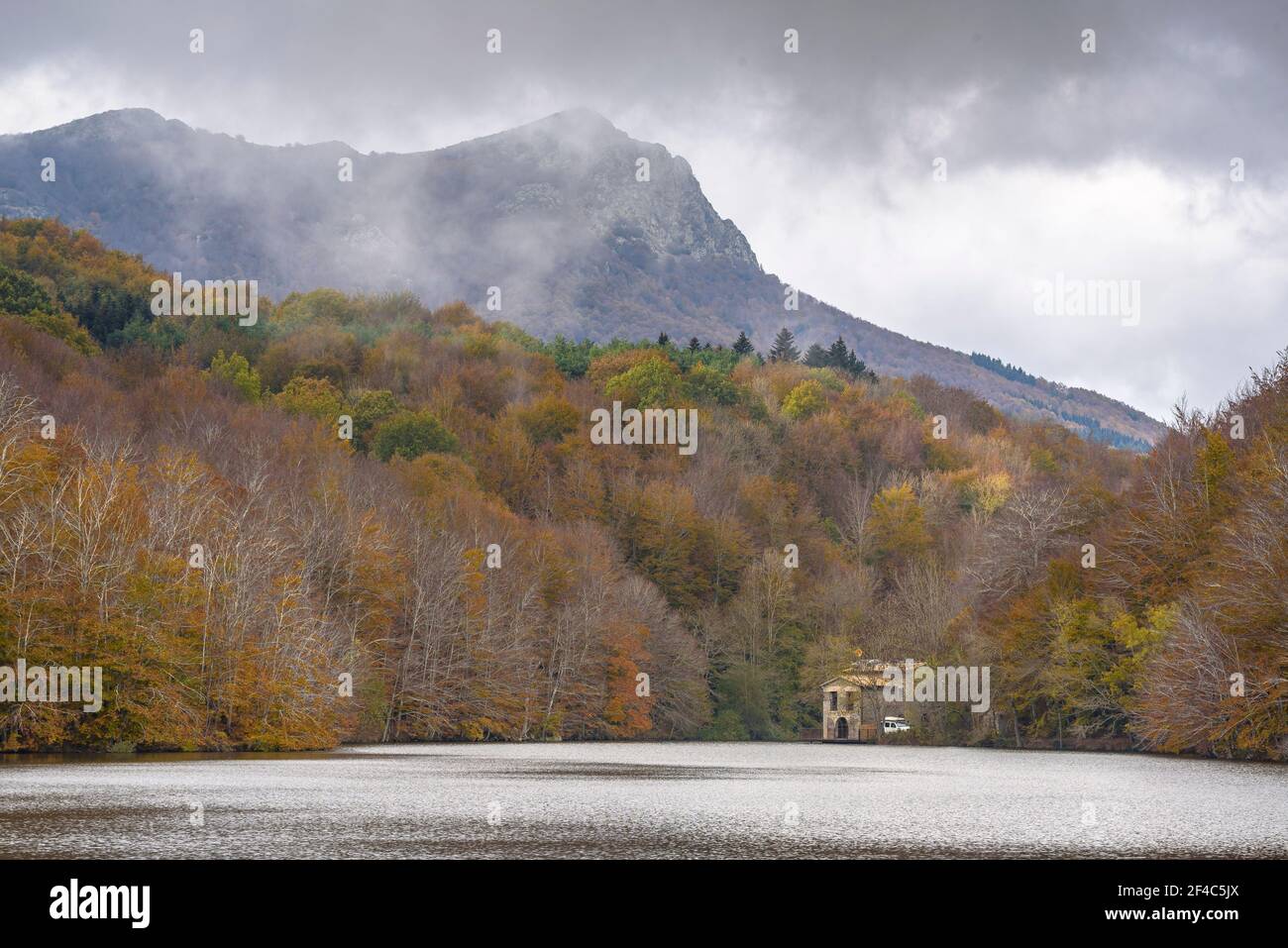 Stausee Santa Fe de Montseny - See im Herbst. Im Hintergrund der Gipfel von Les Agudes (Provinz Barcelona, Katalonien, Spanien) Stockfoto