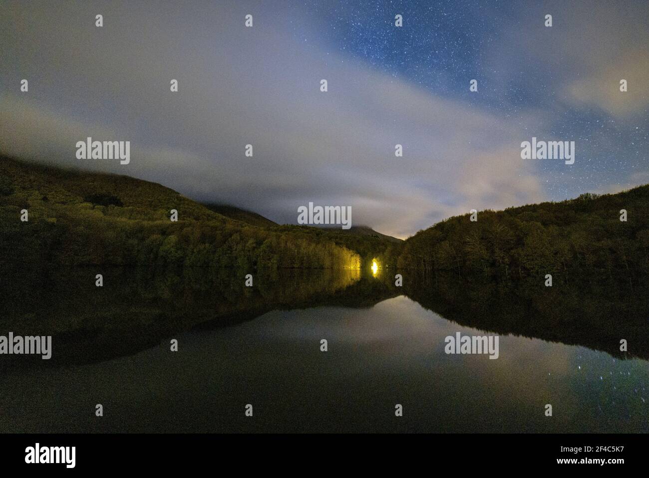 Stausee Santa Fe de Montseny, in einer Herbstnacht (Provinz Barcelona, Katalonien, Spanien) ESP: Embalse de Santa Fe de Montseny, en una noche de otoño Stockfoto