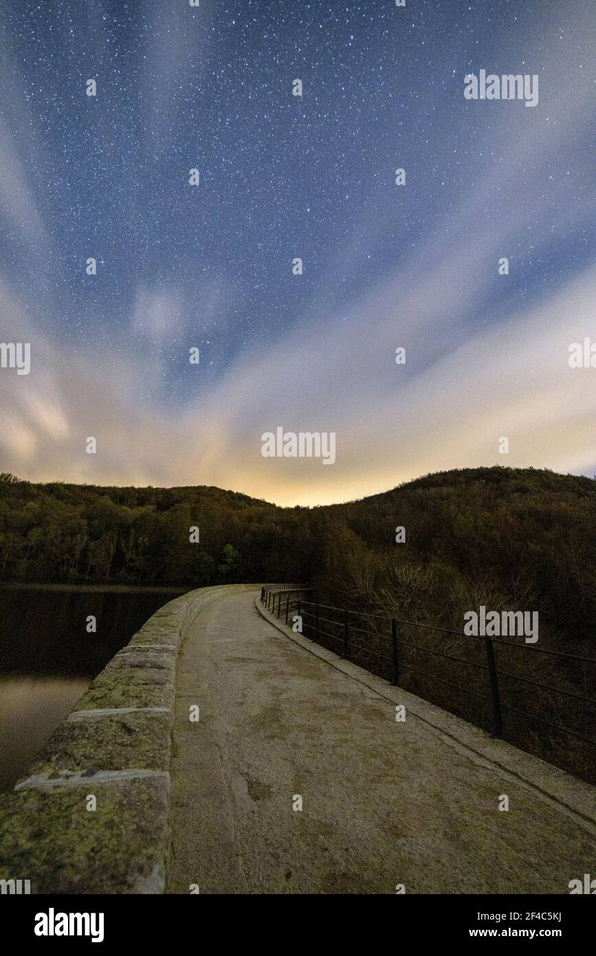 Stausee Santa Fe de Montseny, in einer Herbstnacht (Provinz Barcelona, Katalonien, Spanien) ESP: Embalse de Santa Fe de Montseny, en una noche de otoño Stockfoto
