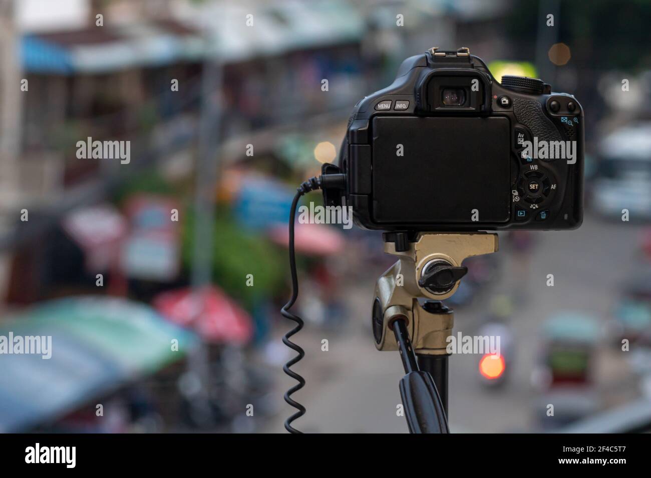 Die Kamera auf einem Stativ wird auf die Abendstraße fokussiert Fotografie Stockfoto