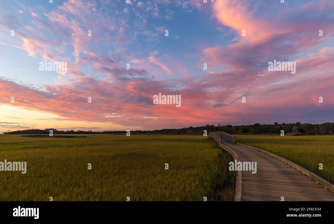 Farbenprächtiger Sonnenuntergang über dem Salzmarsch. Stockfoto