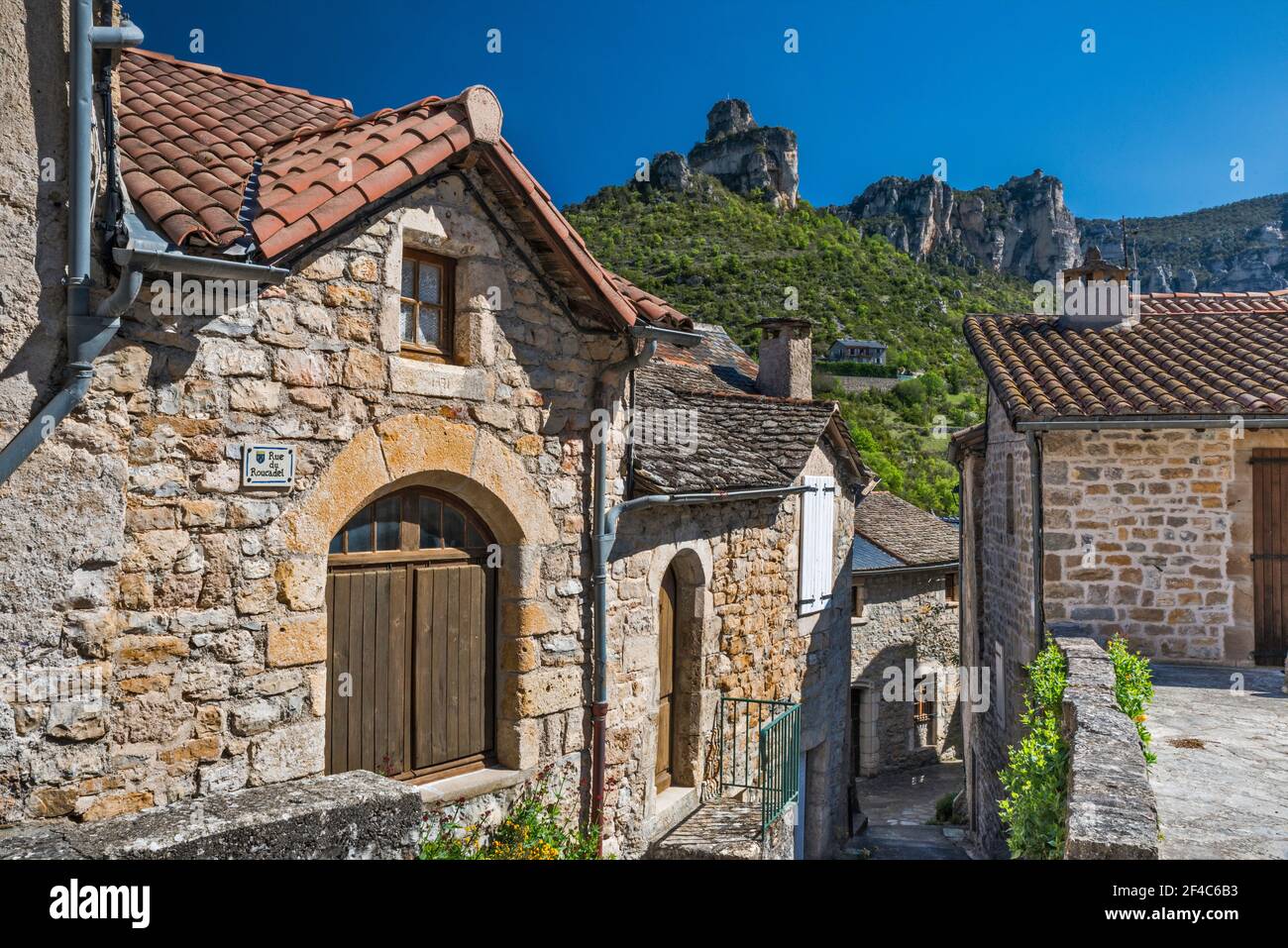 Häuser, Corniche du Causse Noir Felsen in der Ferne, Dorf Peyreleau, in der Nähe Zusammenfluss der Flüsse Jonte und Tarn, Aveyron, Okzitanien, Frankreich Stockfoto