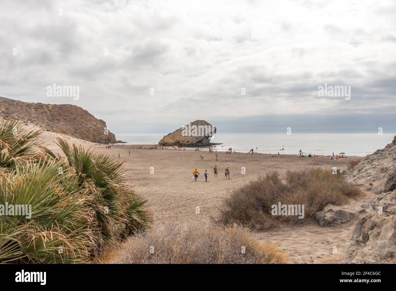 Almeria, Spanien. Oktober 10 202. Menschen, die am Strand von Monsul im Nationalpark Cabo de Gata in Andalusien spazieren gehen Stockfoto