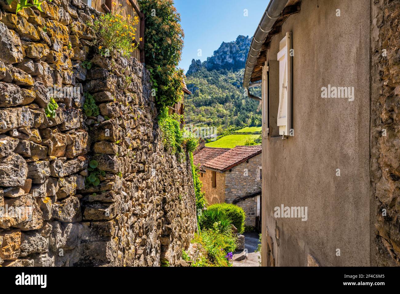 Passage im Dorf, Corniche du Causse Noir Felsen in dist, Dorf Peyreleau, Gemeinde im Departement Aveyron, Region Okzitanien, Frankreich Stockfoto