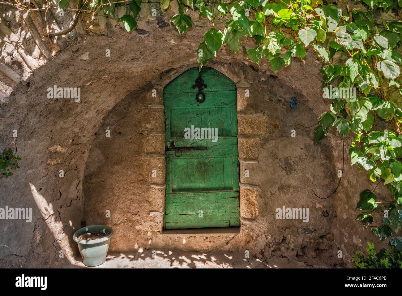 Tür am Eingang zum Dugout, Dorf Peyreleau, in der Nähe der Flüsse Jonte und Tarn Zusammenfluss, Gemeinde im Departement Aveyron, Region Okzitanien, Frankreich Stockfoto