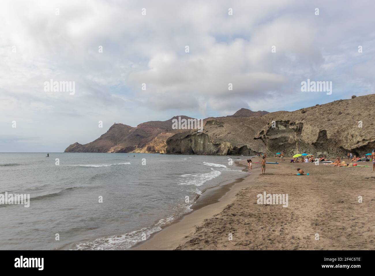 Almeria, Spanien. Oktober 10 202. Menschen am Strand von Monsul im Nationalpark Cabo de Gata in Andalusien Stockfoto
