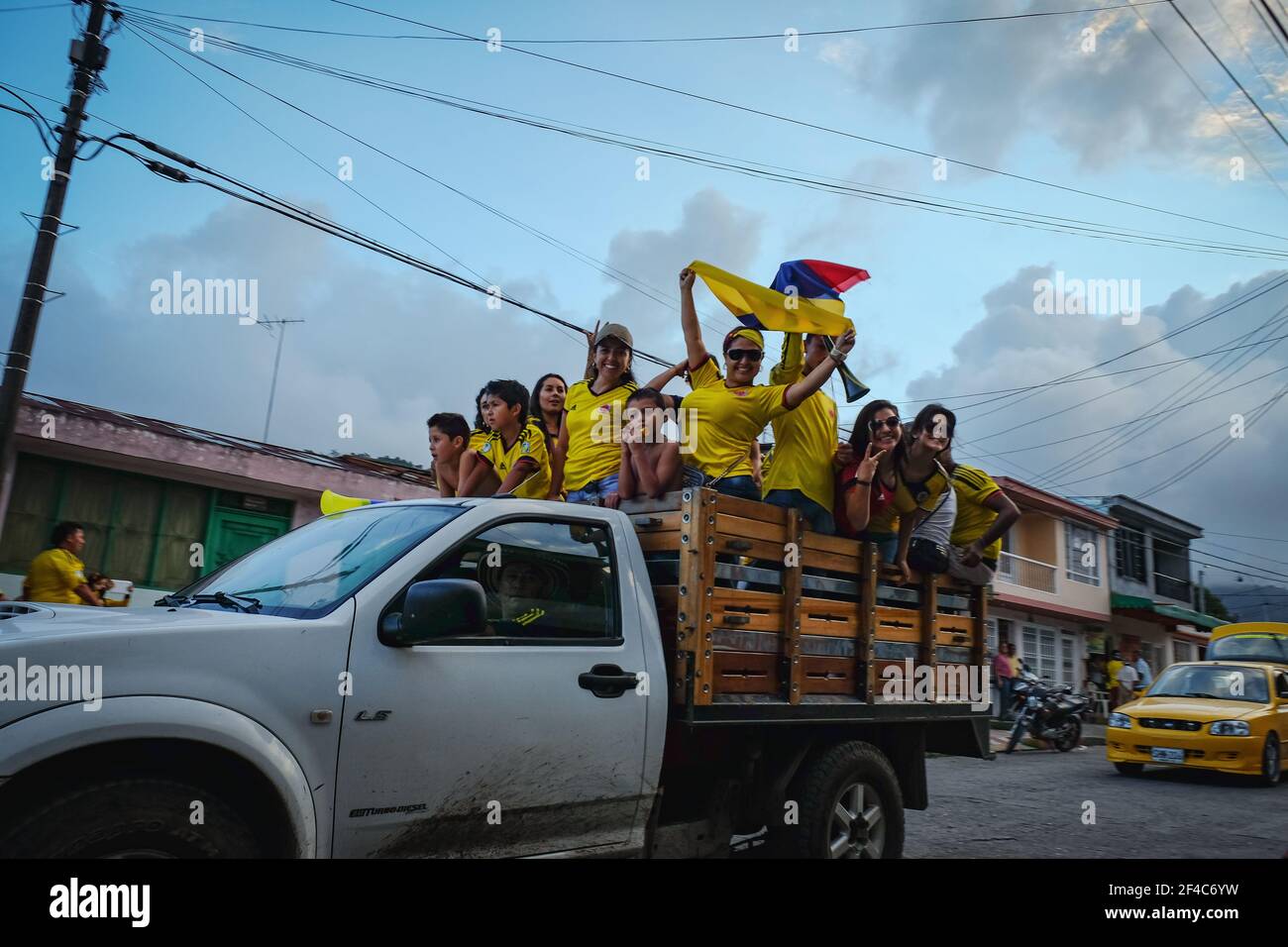 Kolumbianer in Libano, Tolima, feiern, nachdem die Nationalmannschaft ein Spiel gewonnen hat. Stockfoto