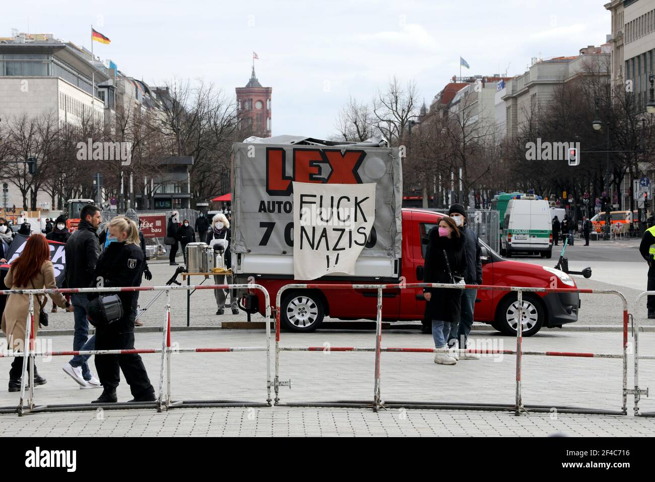 Berlin, 20th. März 2021. Eine bunte Mischung von Demonstrationsteilnehmern, bestehend aus rechtsgerichteten Nazis, bürgerlichen Corona-Leugnern und Verschwörungstheoretikern, demonstrieren gegen die derzeit geltenden Sperrregeln in Deutschland.antifaschistische Gegendemonstranten begleiten die Demonstration, werden aber von starken Polizeikräften zurückgehalten. Quelle: Jürgen Nowak/Alamy Live News Stockfoto