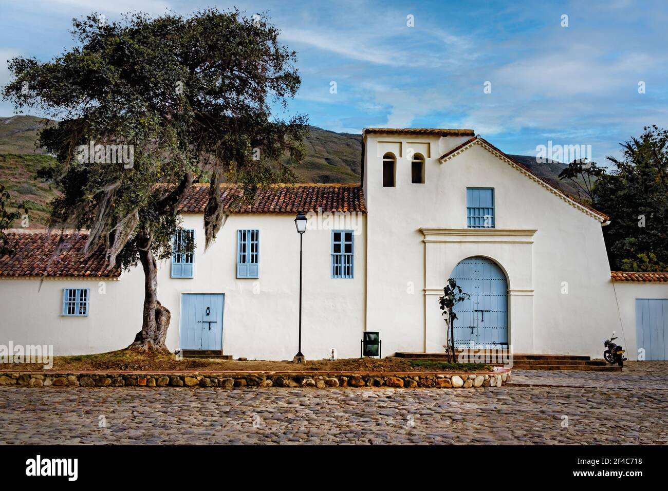 Eine alte spanische Kolonialkirche befindet sich in Villa de Leyva, Kolumbien, Parque Ricaurte. Stockfoto