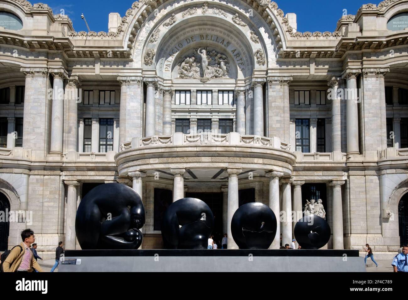 Ein Satut des Künstlers Jimenez Deredia befindet sich vor dem Palacio de Bellas Artes (Palast der Schönen Künste) in Mexiko-Stadt, Mexiko. Stockfoto