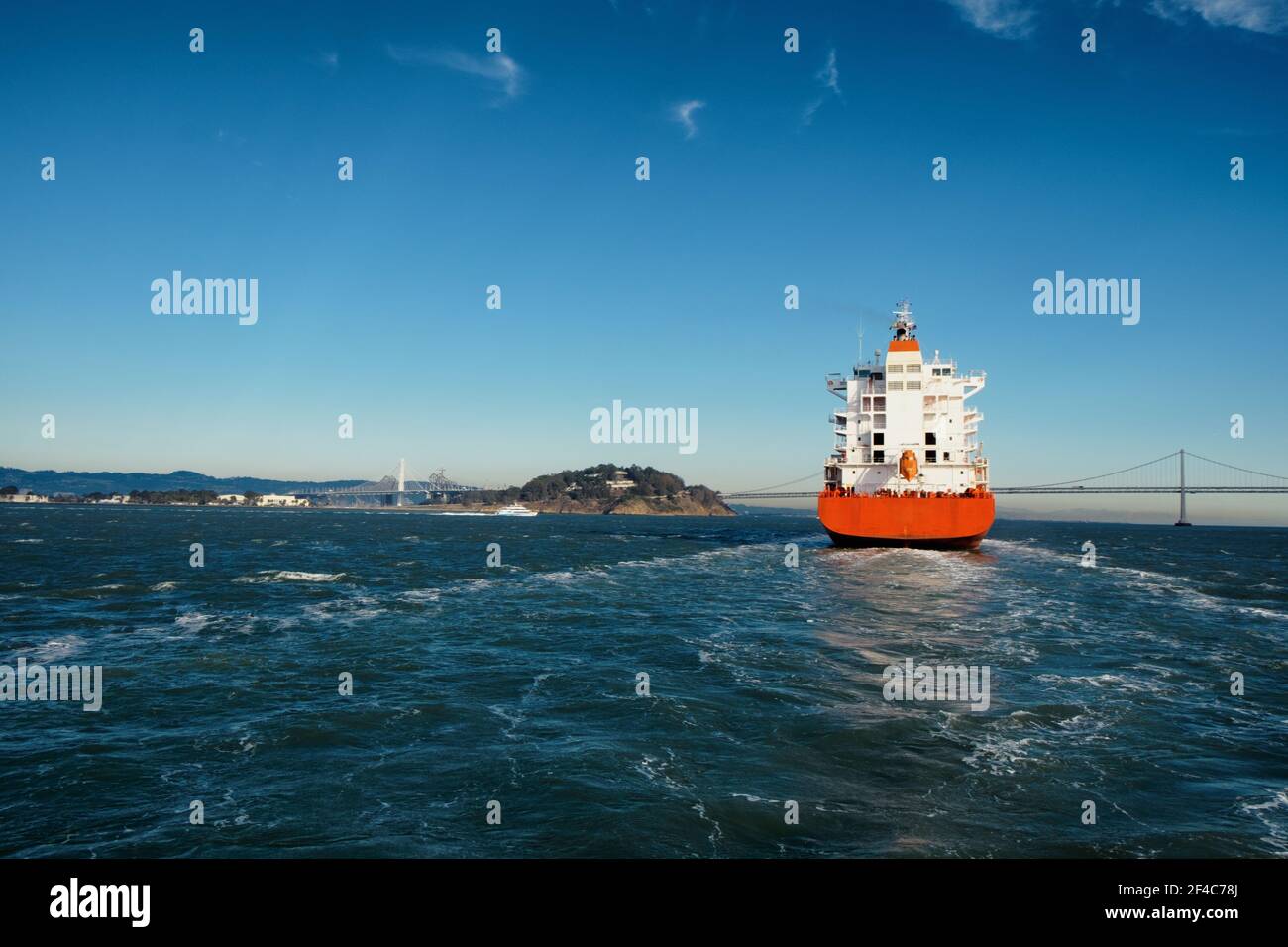 Ein Containerschiff fährt zum Hafen von Oakland in der Bucht von San Francisco. Stockfoto