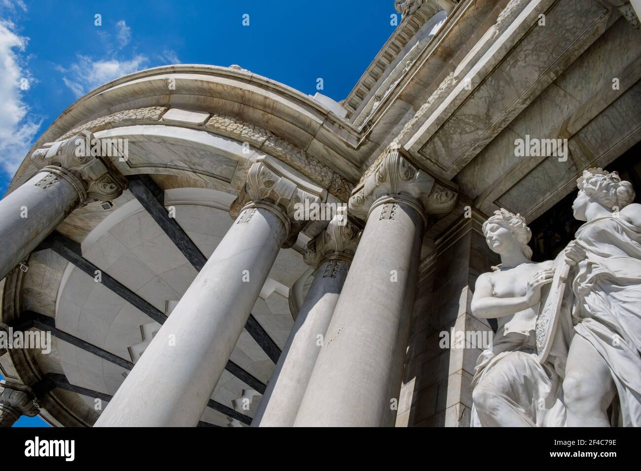 Über dem Eingang des Palacio de Bellas Artes (Palast der Schönen Künste) in Mexiko-Stadt, Mexiko, erhebt sich eine Statut. Stockfoto