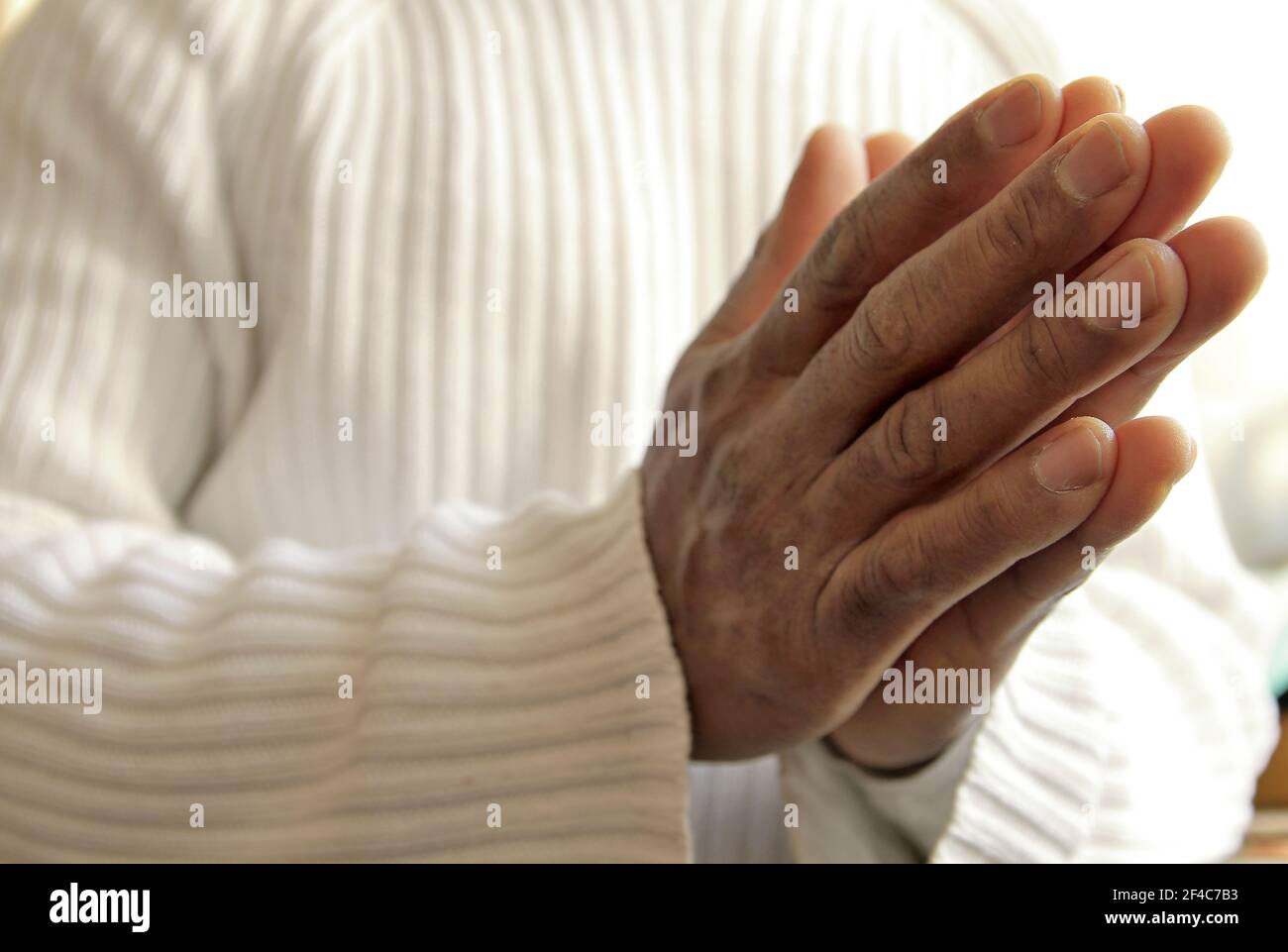 Mann betet zu gott mit den Händen zusammen Stock Foto Stockfoto