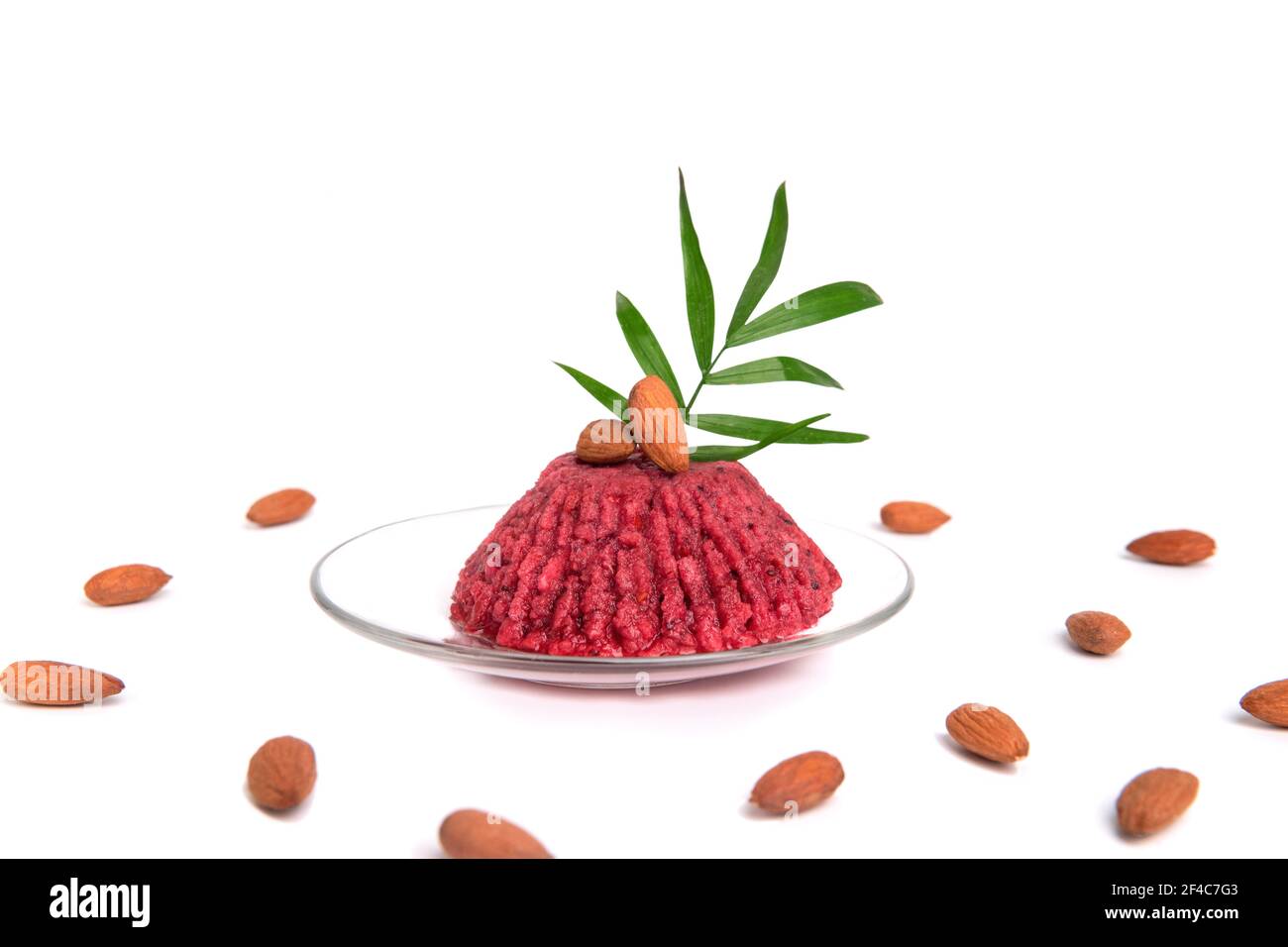 Protein Mousse Kuchen aus Aquafaba und Kichererbsen. Aquafaba Eis. Gesunde Süßigkeiten. Richtige Ernährung. Ein Kuchen mit Obst auf einem Tisch Stockfoto