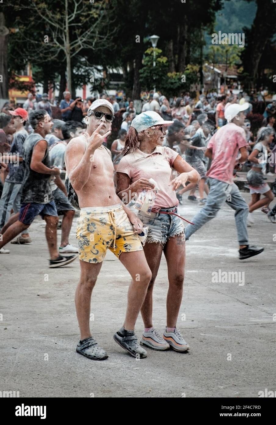 In Libano, Coombia, nehmen Erwachsene und Kinder an einer Mehlschlacht Teil, eine festliche Veranstaltung, die in vielen lateinamerikanischen Ländern an Silvester A stattfindet Stockfoto