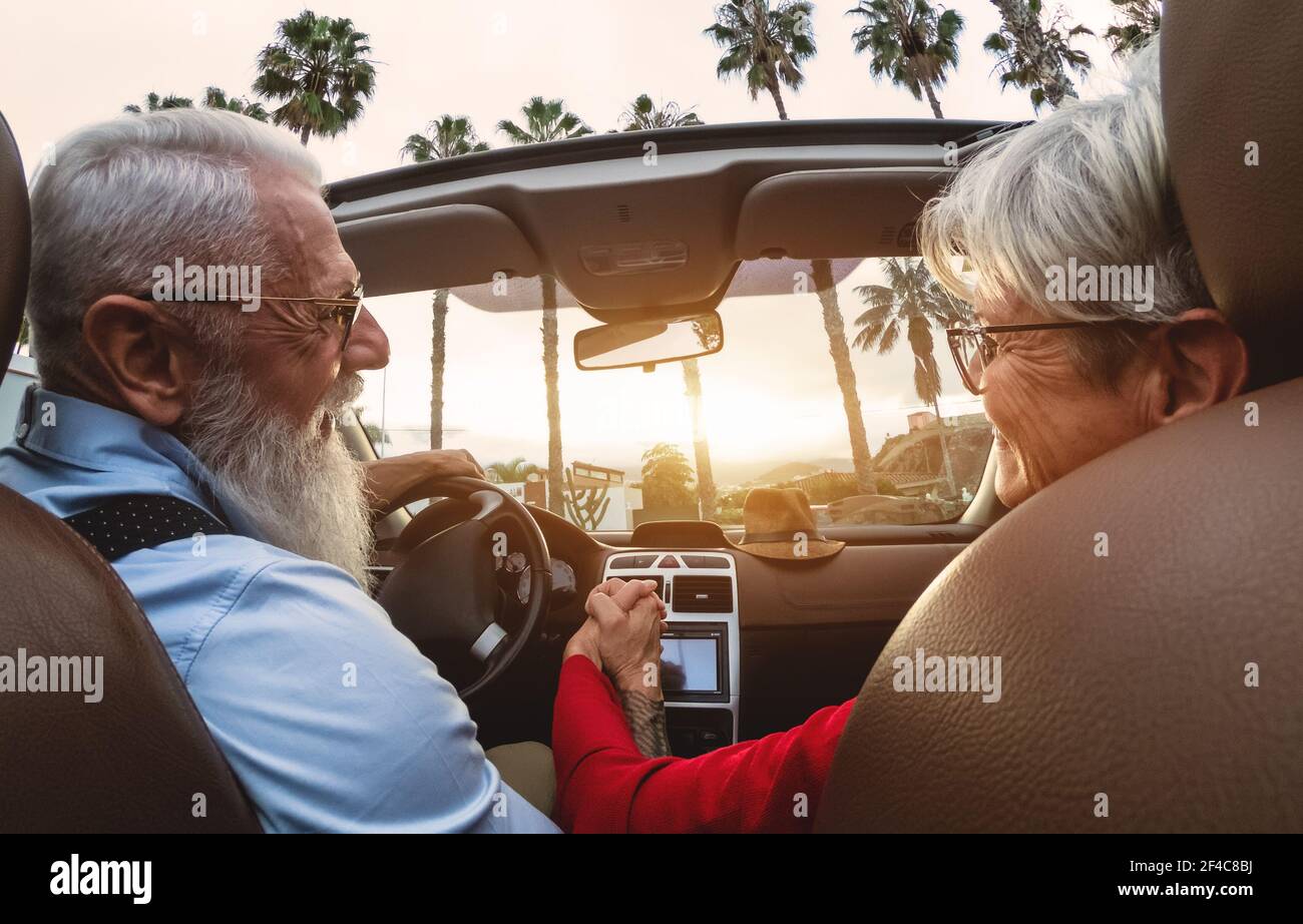Glückliches Senior-Paar mit Spaß fahren auf neuen Cabrio-Auto - ältere Menschen genießen Zeit zusammen während Road Trip Tour Urlaub Stockfoto Glückliches Senior-Paar mit Spaß fahren auf neuen Cabrio-Auto - ältere Menschen genießen Zeit zusammen während Road Trip Tour Urlaub Stockfoto