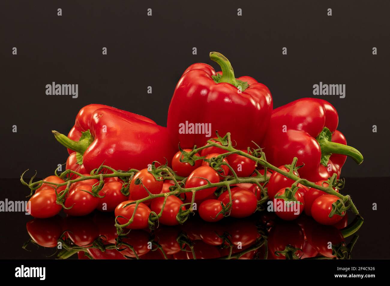 Rote Paprika mit Baby-Pflaume Tomaten, ein gesundes, buntes Teil eines mediterrane Ernährung Stockfoto