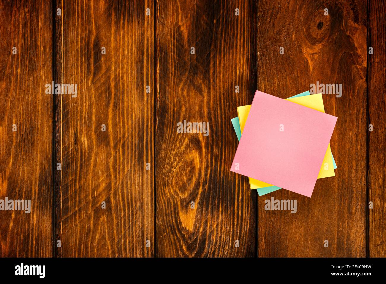 Leere bunte Aufkleber auf braunem Holztisch. Stockfoto