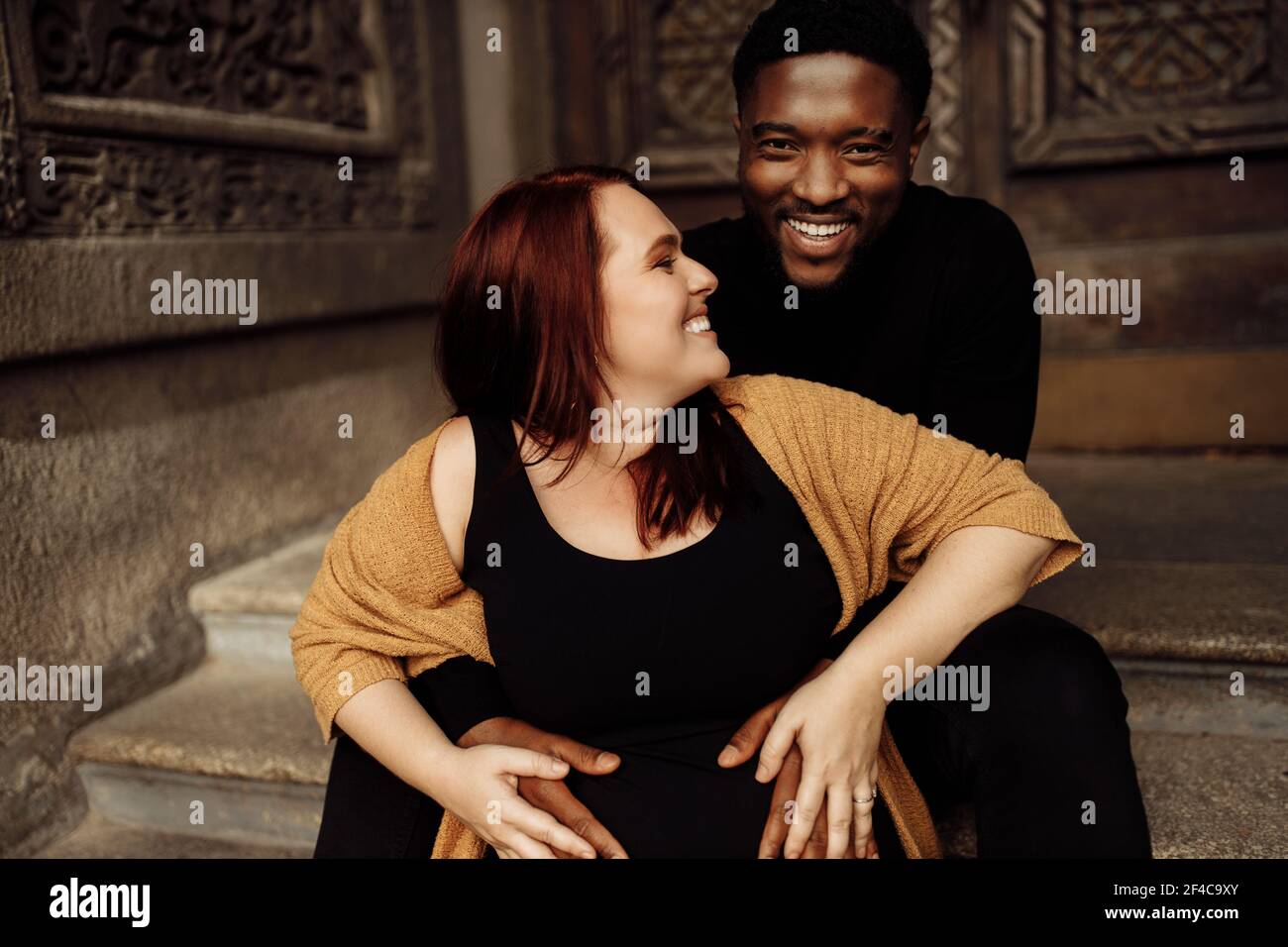 Close up charmante afroamerikanische Mann umarmt schwangeren Bauch der schönen weißen Frau, glückliches Paar erwarten für ein Baby, aufgeregt über die Elternschaft Stockfoto