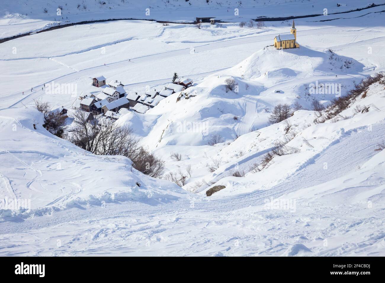 Blick auf die Kirche von Riale im Winter von der Straße zur Maria Luisa Hütte. Riale, Formazza, Valle Formazza, Verbano Cusio Ossola, Piemont, Italien. Stockfoto