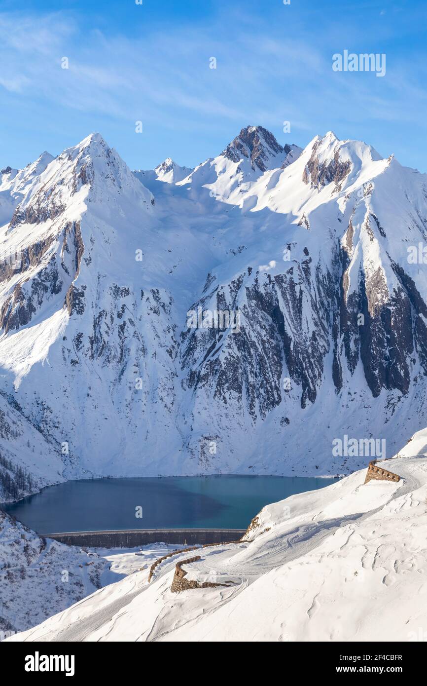 Blick auf den Morasco See und den Damm von der Straße zur Maria Luisa Hütte. Riale, Formazza, Valle Formazza, Verbano Cusio Ossola, Piemont, Italien. Stockfoto