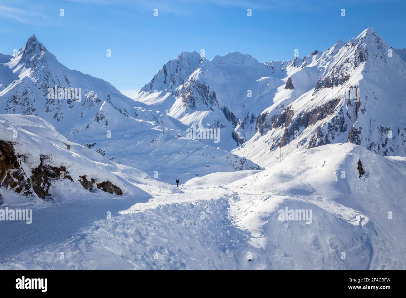 Blick auf die Straße in Richtung Maria Luisa Hütte im Winter. Riale, Formazza, Valle Formazza, Verbano Cusio Ossola, Piemont, Italien. Stockfoto