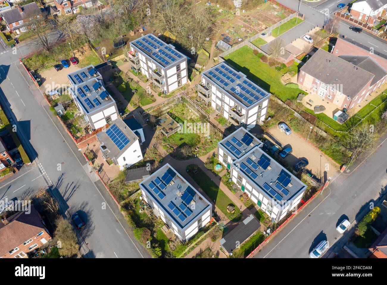 Luftaufnahme der Stadt Kirkstall in Leeds West Yorkshire in Großbritannien, zeigt eine Drohne Ansicht von Öko-Häuser, die Sonnenkollektoren auf der R montiert haben Stockfoto