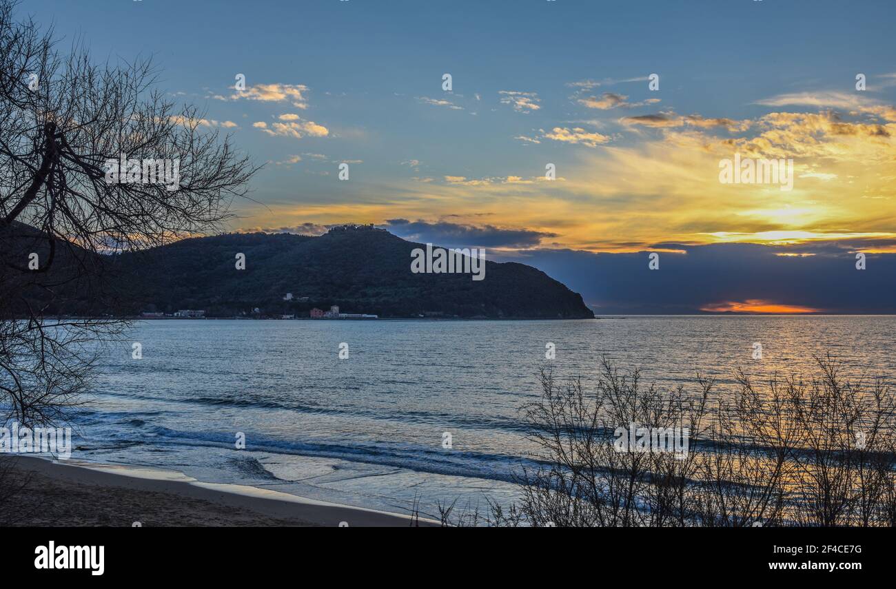 Sonnenuntergang auf dem Vorgebirge von Piombino und dem Golf von Baratti Stockfoto
