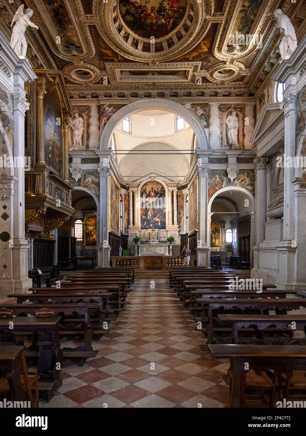 Venedig. Italien. Innenraum der Chiesa di San Sebastiano (Kirche des Heiligen Sebastian), das hohe Altarbild, die Darstellung der Jungfrau und Kind in Herrlichkeit wit Stockfoto