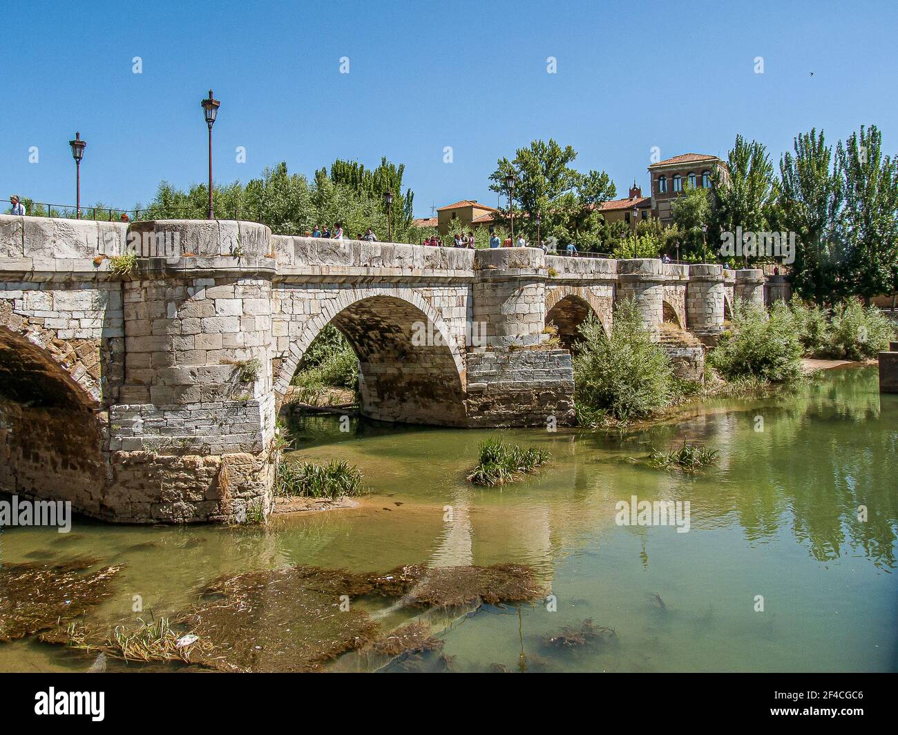 Mittelalterliche Brücke über den Fluss Bernesga in Leon, Spanien, 15. Juli 2010 Stockfoto
