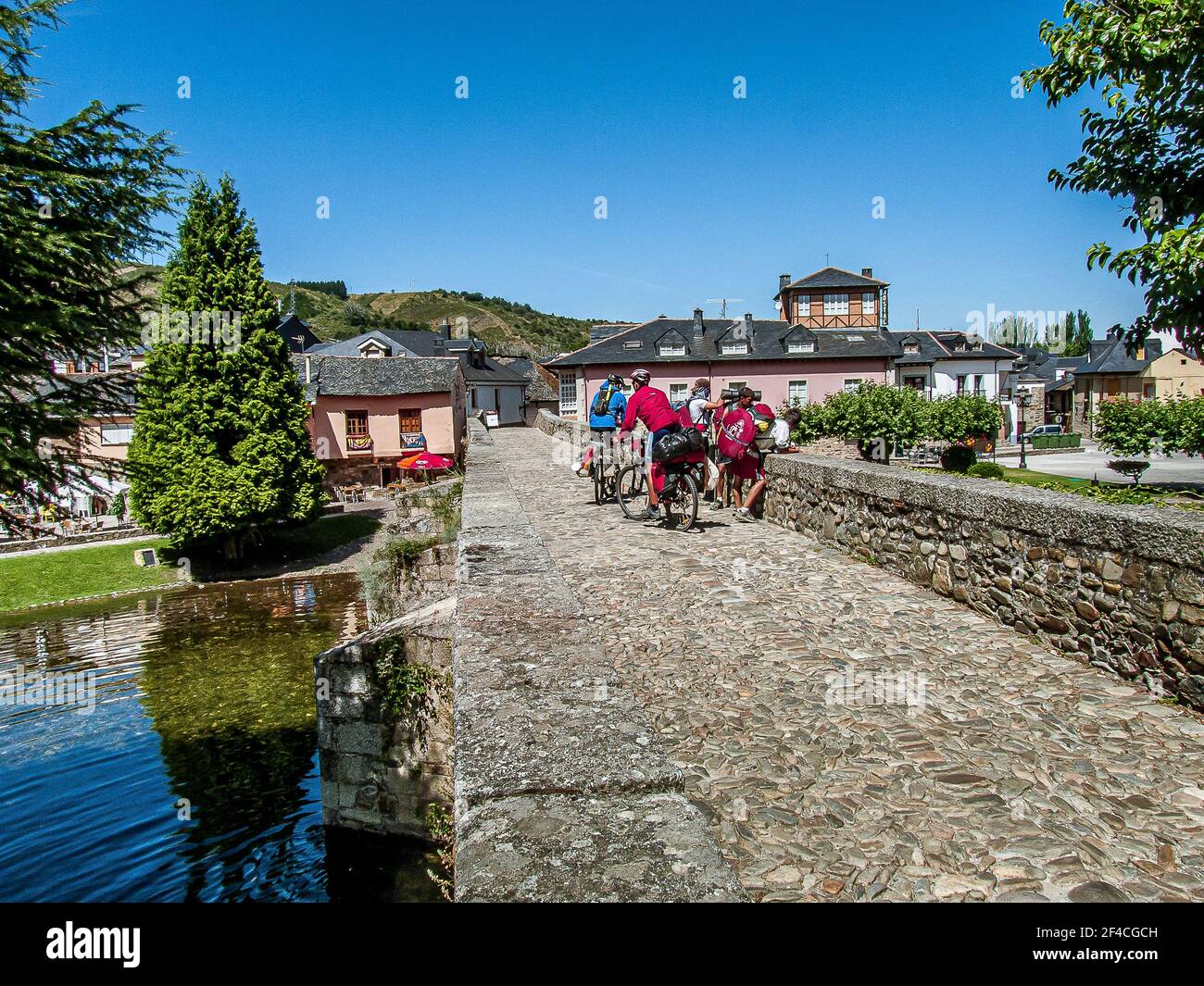 Die Brücke in Molinaseca und Radfahrer auf dem Weg nach Santiago de Compostela, Spanien, 17. Juli 2010 Stockfoto