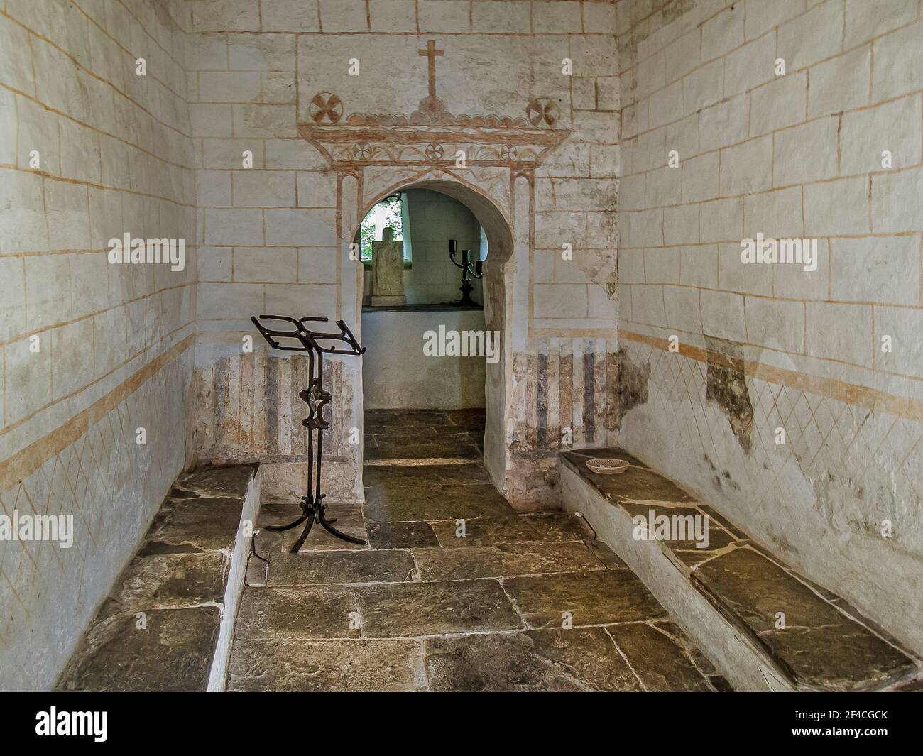 Innenraum der Capilla del Ciprés, einer mozarabischen Kapelle in Samos auf dem Weg nach Santiago de Compostela, Spanien, 20. Juli 2010 Stockfoto