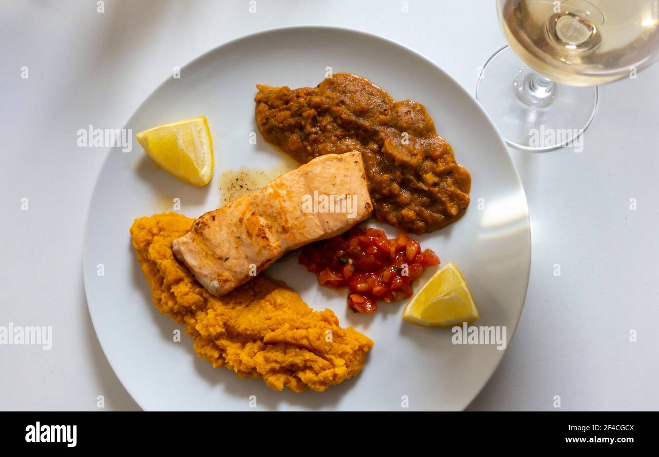 Sautierten Lachs mit Zitrone, Salsa, Kartoffelpüree und Dhal Stockfoto
