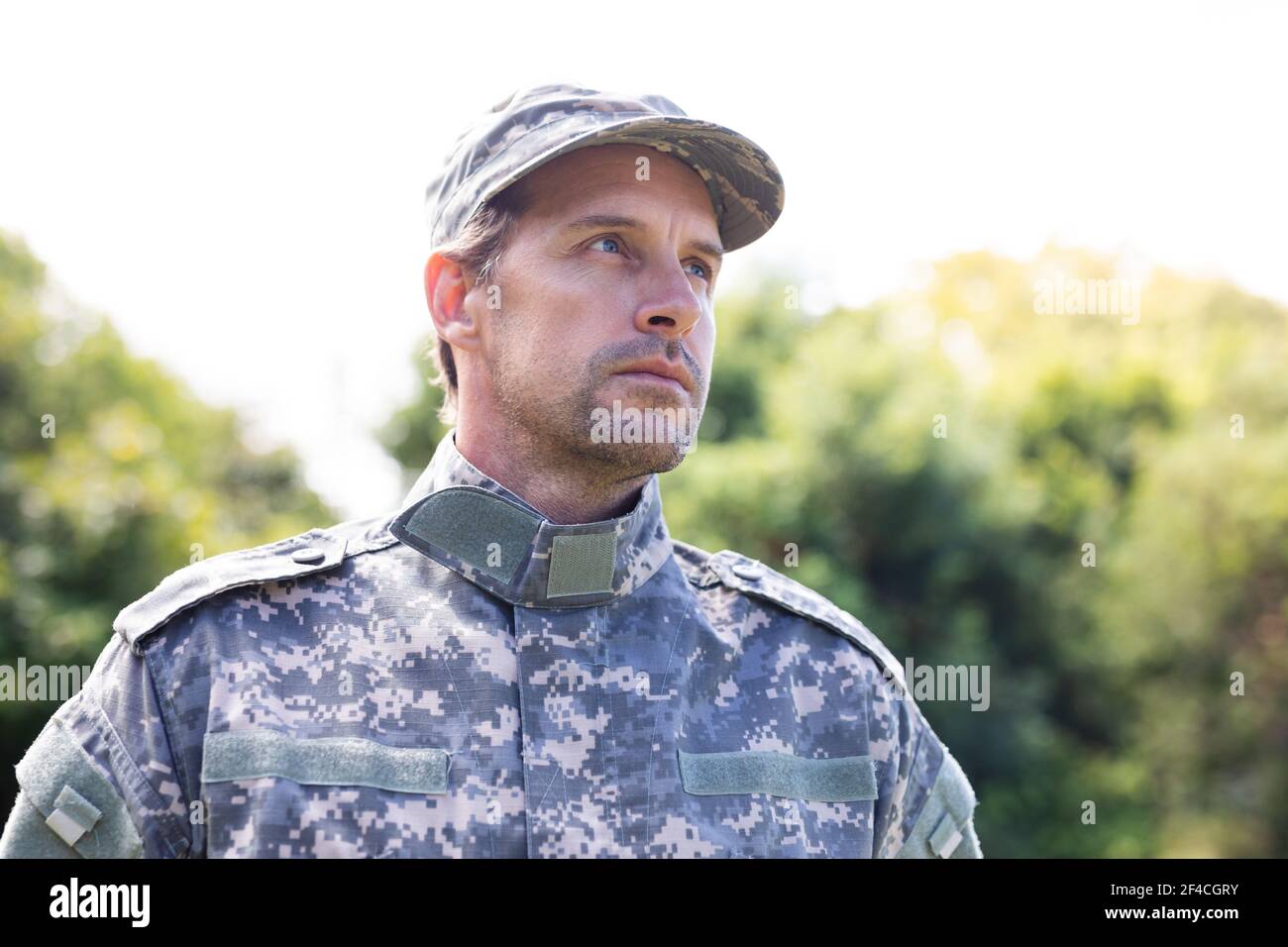 Kaukasischer männlicher Soldat mit Camoufatigues und Mütze im Freien Wegschauen Stockfoto