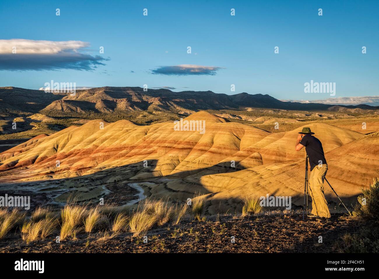 Dan Schönwald fotografieren bei Painted Hills, John Day Fossil Beds National Monument, Oregon. Stockfoto