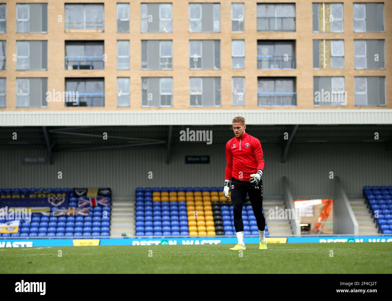 Charlton Athletic Torwart Ben Amos erwärmt sich auf dem Platz vor dem Sky Bet League One Spiel in der Plough Lane, London. Bilddatum: Samstag, 20. März 2021. Stockfoto