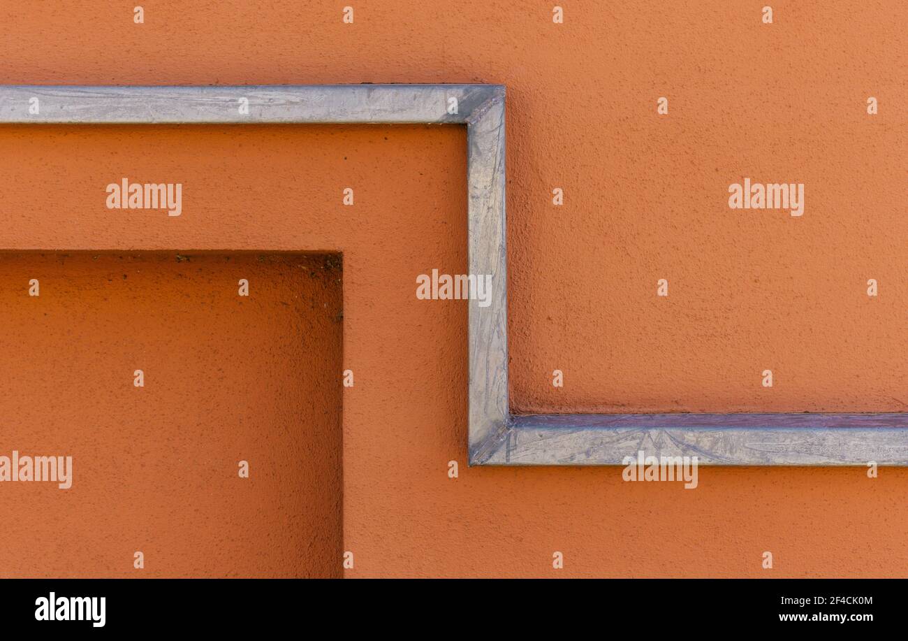 Nahaufnahme orange Wand mit Metall, Vollformat Stockfoto