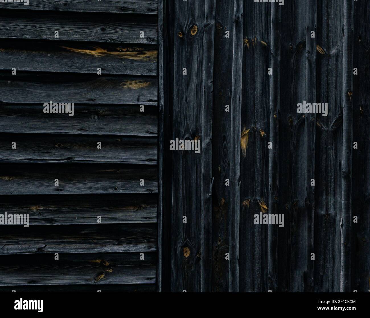 Die Wand des hölzernen Schuppen, das Holz bearbeitet horizontal und senkrecht. Stockfoto