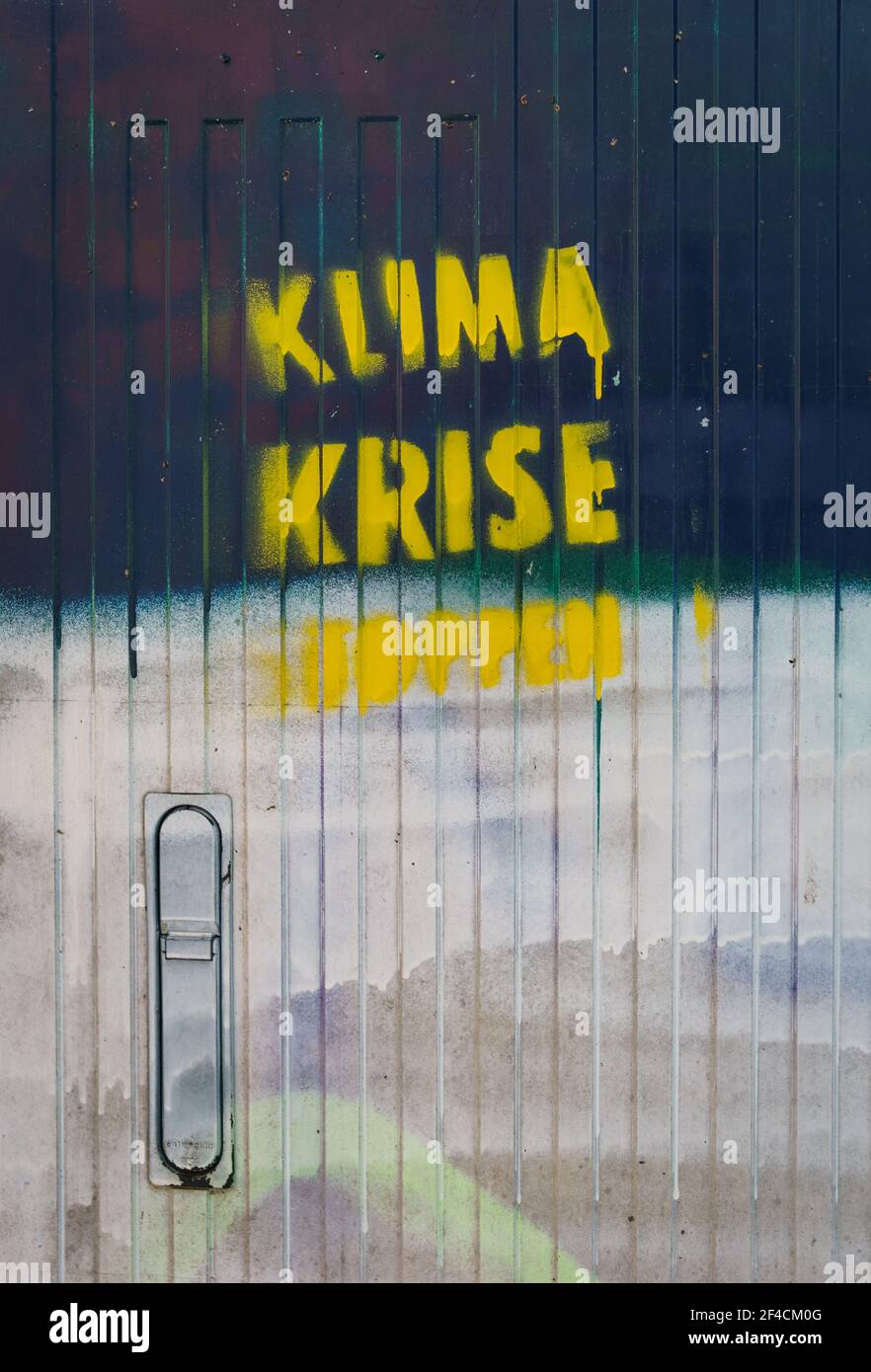 Graffiti "Klimakrise öffnete sich" an einer Tür einer Elektrizität And Stockfoto