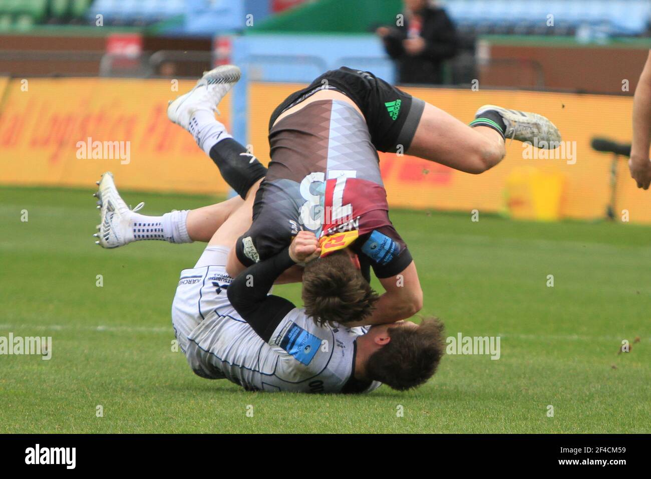 Twickenham, England. 20. März 2021. Luke Northmore von Harlequins wird von Henry Trinder von Gloucester während des Gallagher Premiership Matches zwischen Harlequins und Gloucester an der Stoop angegangen. Kredit: Richard Perriman/Alamy Live Nachrichten Stockfoto