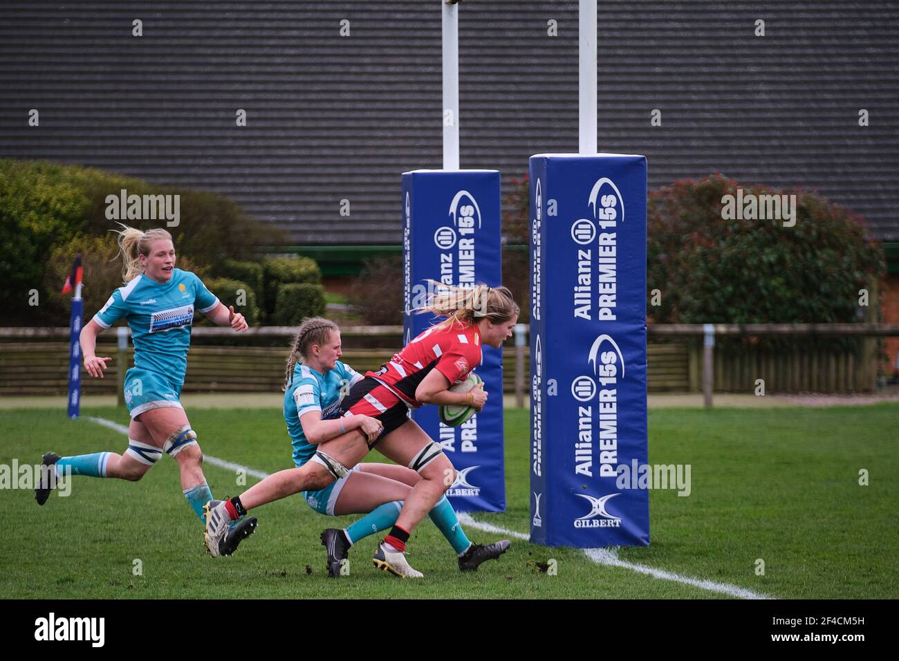 Gloucester, Großbritannien. März 2021, 20th. Zoe Aldcroft (#5 Gloucester-Hartpury) hat einen Versuch während des Allianz Premier 15s Matches zwischen Gloucester-Hartpury und Worcester Warriors in der Alpas Arena in Gloucester, England, gemacht. Kredit: SPP Sport Presse Foto. /Alamy Live Nachrichten Stockfoto