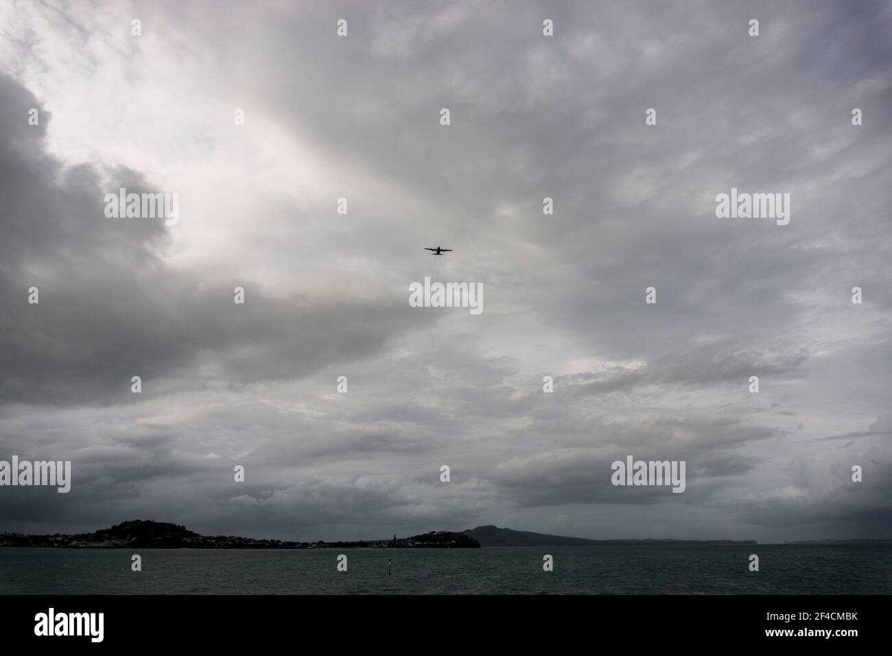 Auckland, Neuseeland 2020. RNZAF Hercules fliegt tief über Waitemata Harbour Stockfoto