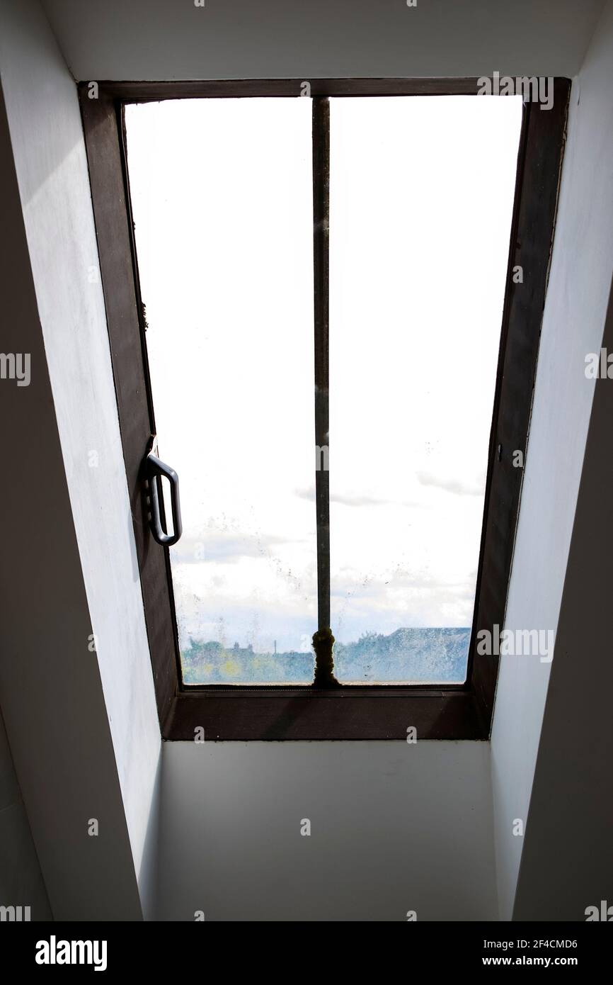 Fensterbeleuchtung in einem Dachausbau Stockfoto