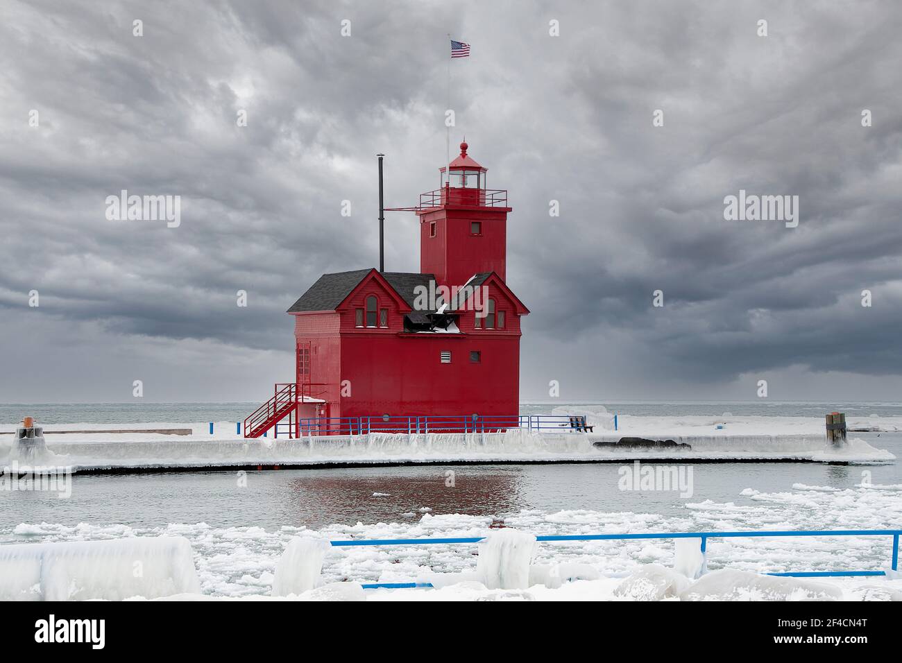 Roter Michigan Leuchtturm im Winter mit stürmischem Himmel Stockfoto