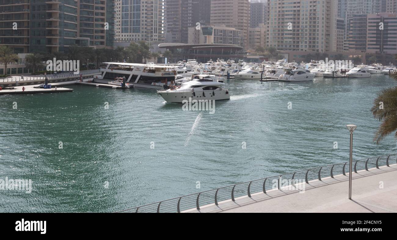 Dubai Marina, Panoramablick auf den Hauptkanal mit Yachten und modernen Glastürmen Stockfoto